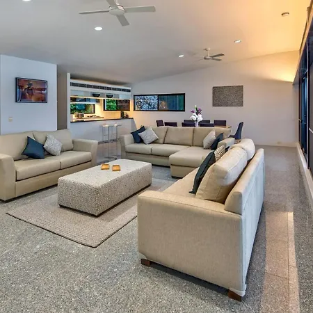 Waves 5 Luxury 3 Bedroom Breathtaking Ocean Views Central Location-2